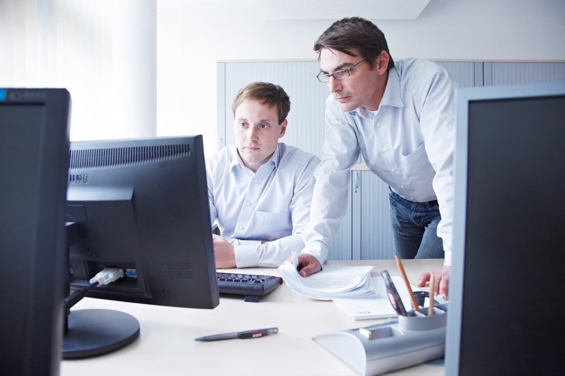 2 ERN-Mitarbeiter bei der Arbeit