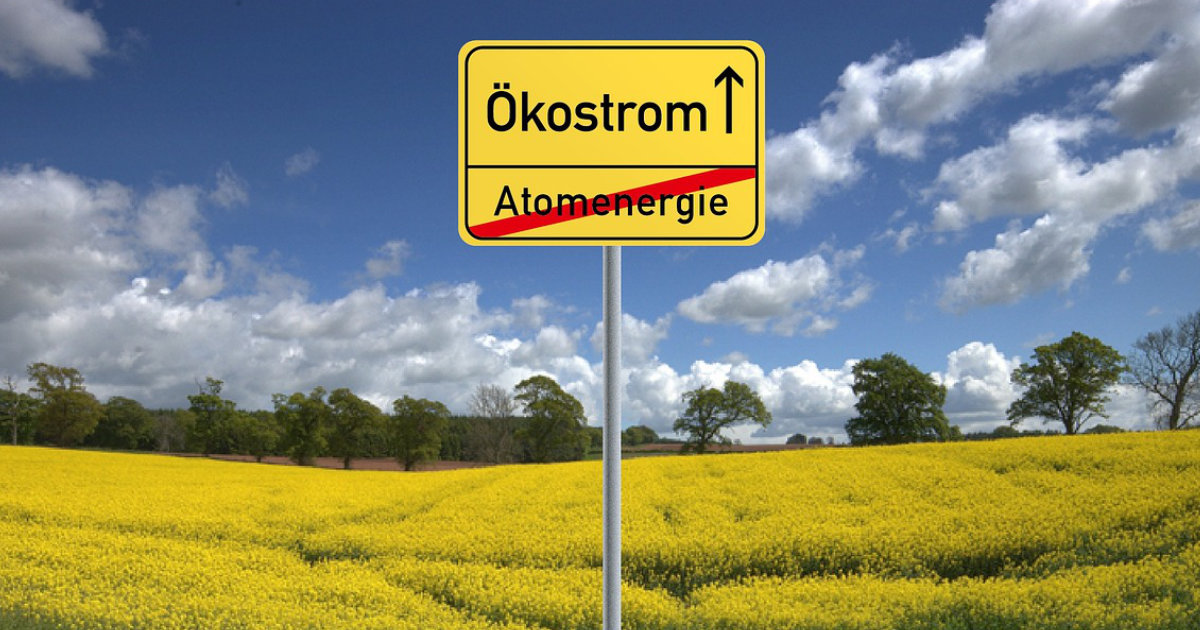 Verkehrsschild mit den Labels Atomenergie und Ökostrom