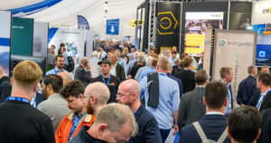 Personen in einer Messehalle bei HusumWind 2025