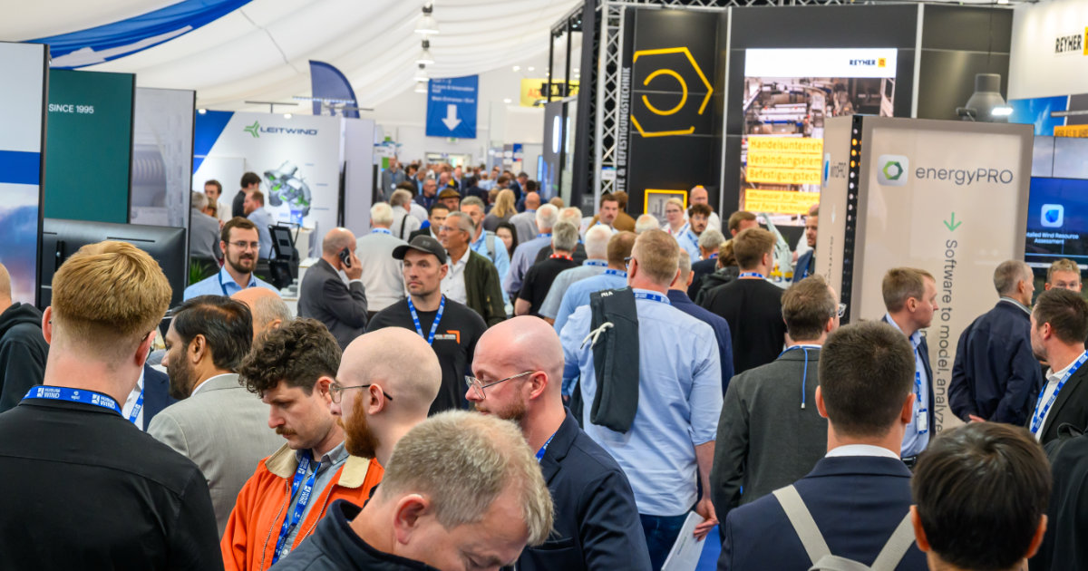Personen in einer Messehalle bei HusumWind 2025