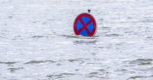 Schild bei Hochwasser