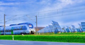 Ein Zug neben einem Solarpanel